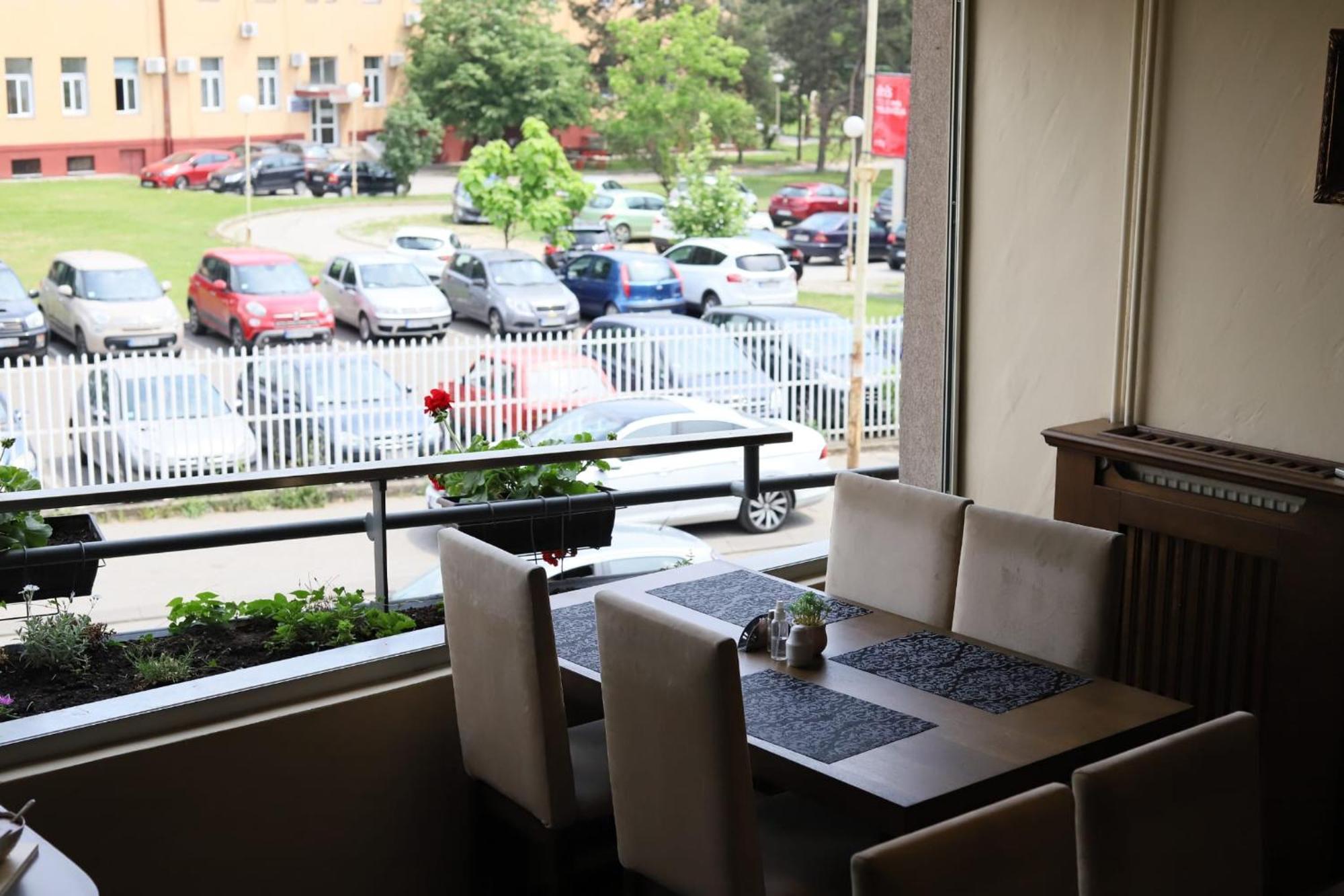 Garni Hotel Ema Kragujevac Buitenkant foto